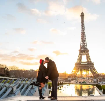 Kiss in front of Eiffel Tower
