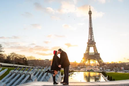Kiss in front of Eiffel Tower