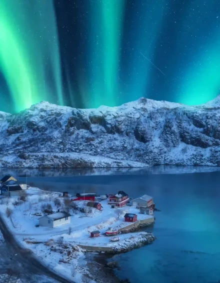 polar-lights-over-the-snowy-mountains-sea-at-nigh